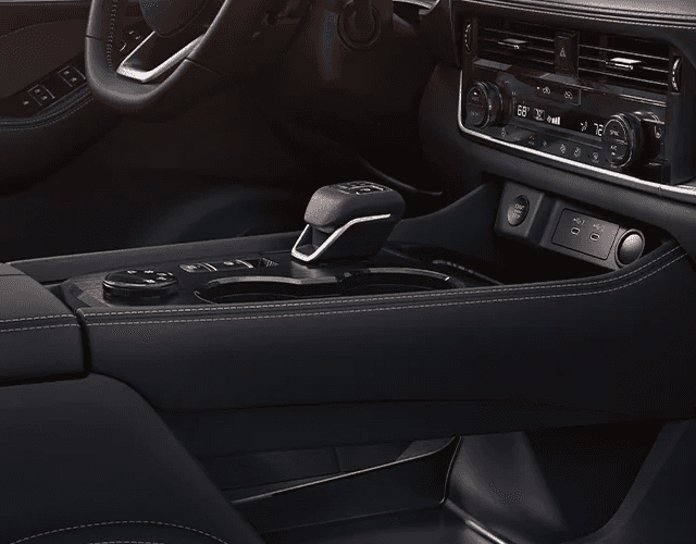 interior-2-desk-Nissan-Rogue