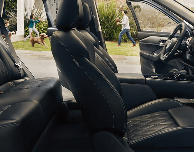 interior-6-desk-Nissan-Rogue