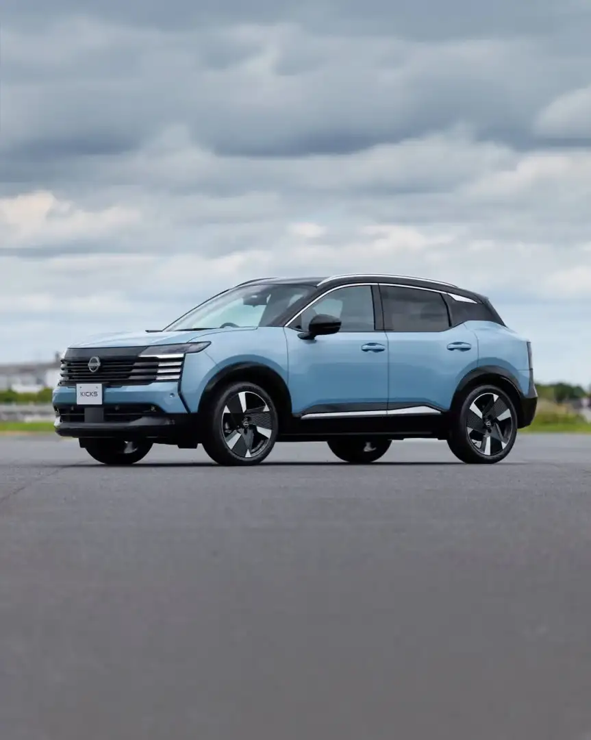 Nissan Kicks in light blue, front three-quarter view