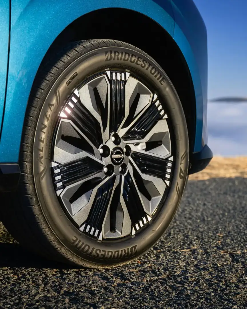 Alloy wheel and tire of the Nissan Murano