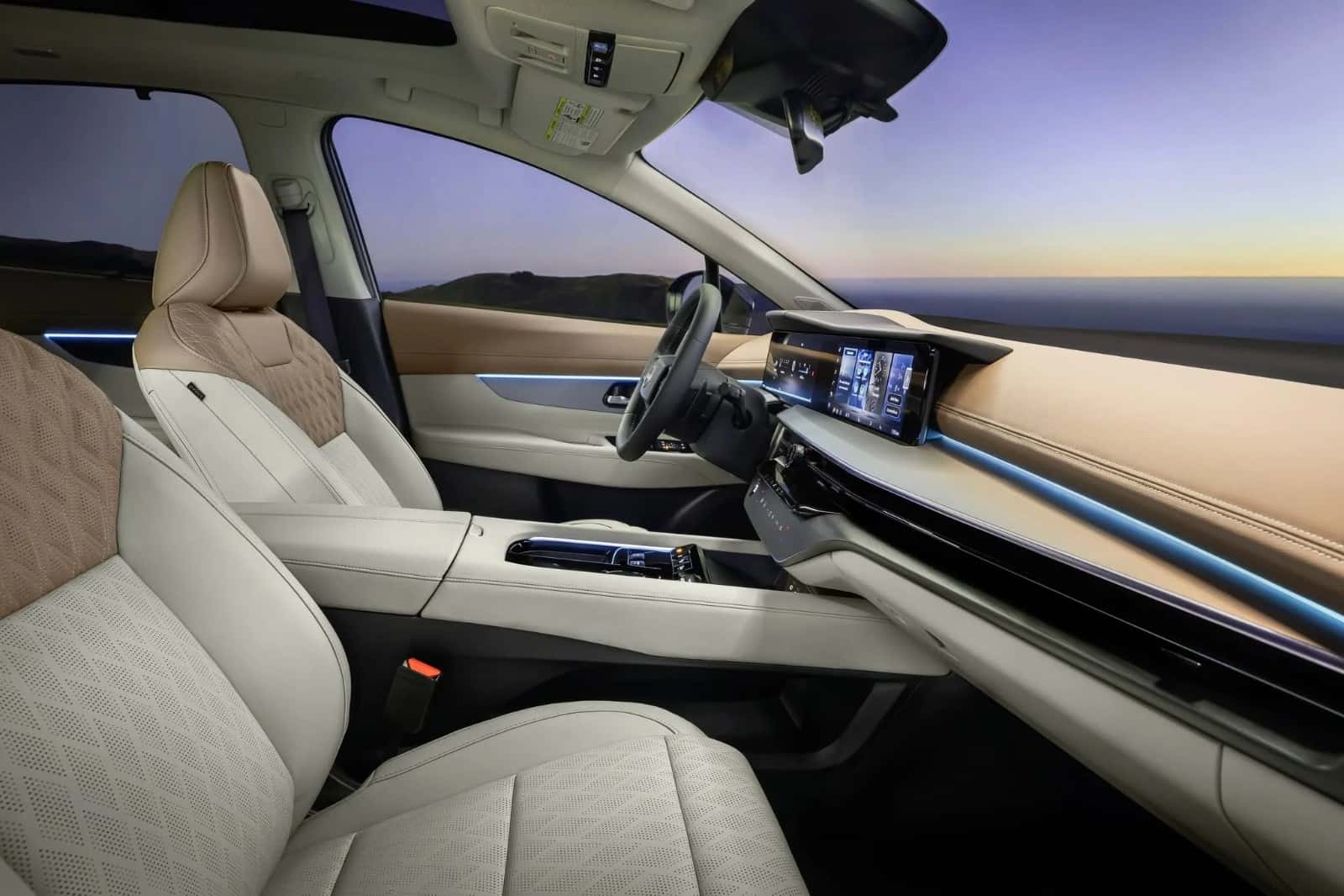 Front seats of the Nissan Murano in quilted cream leather