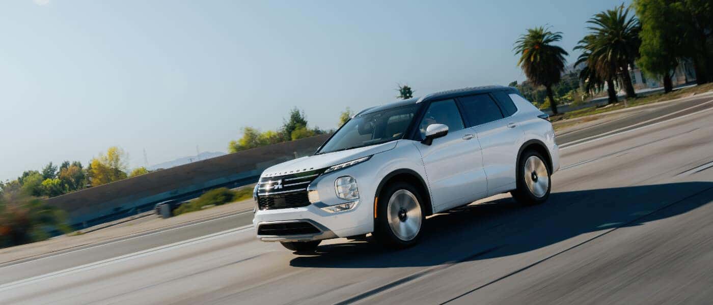 2026Mitsubishi-Outlander-ExteriorDrivingOnRoadFast