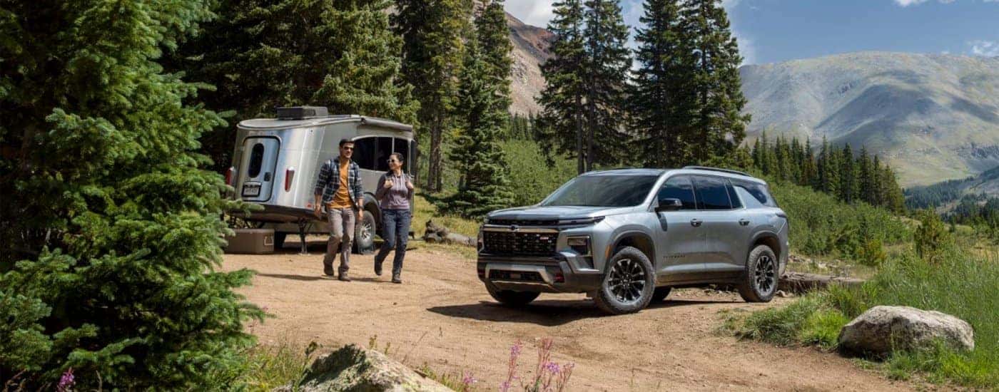 Hikers near a grey 2025 Chevy Traverse Z71.