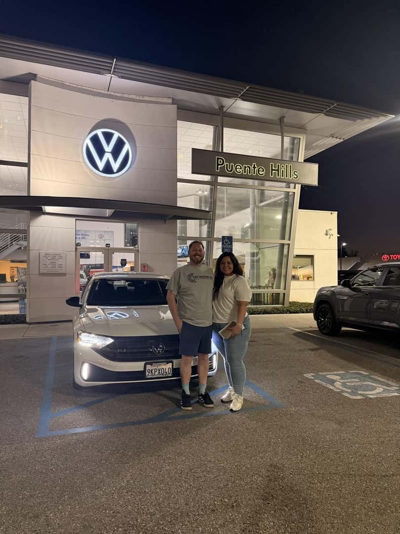 Familia hispana en Los Angeles recibiendo su nuevo Volkswagen financiado con ITIN