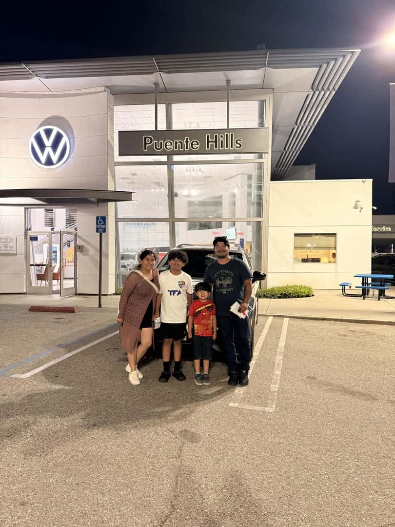 Cliente hispano recibiendo las llaves de su nuevo Volkswagen en VW Puente Hills