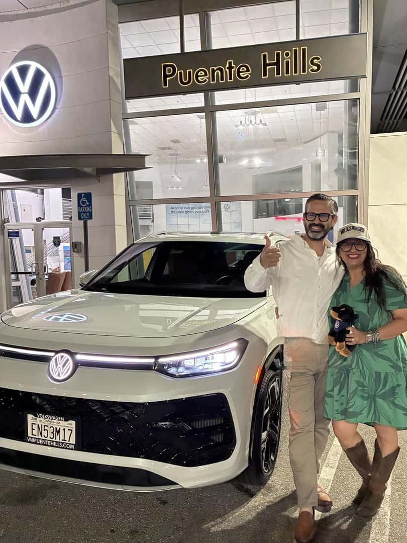 Entrega de nuevo Volkswagen a cliente de la comunidad hispana en Los Angeles