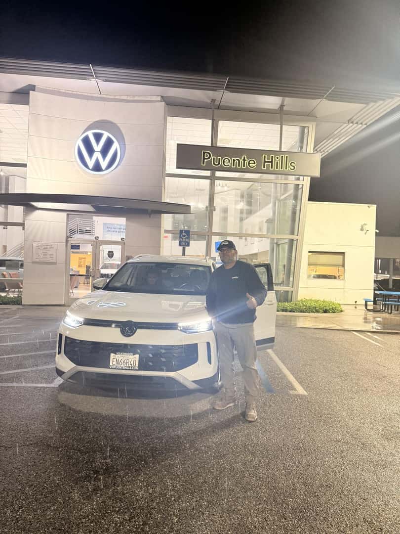 Cliente hispano satisfecho con su nuevo Volkswagen financiado en Puente Hills