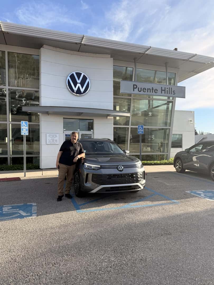 Familia hispana celebrando la compra de su nuevo Volkswagen en Puente Hills