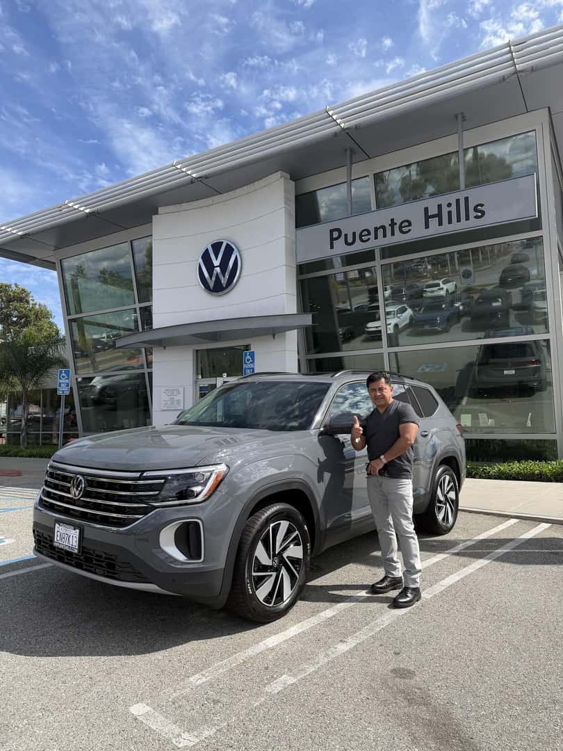 Cliente hispano feliz recibiendo su nuevo Volkswagen en Volkswagen Puente Hills Los Angeles