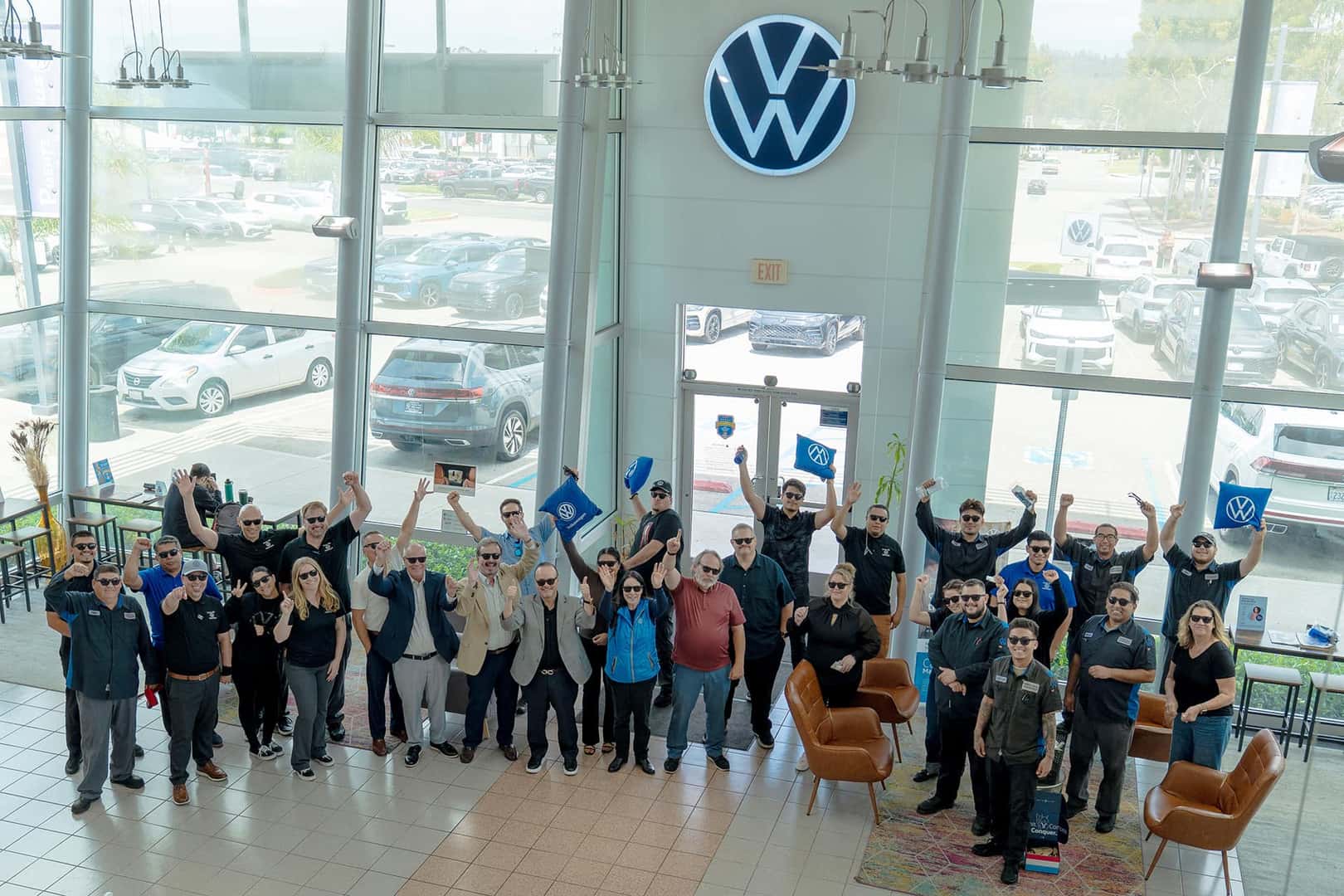Familia hispana recibiendo su nuevo Volkswagen en Volkswagen Puente Hills