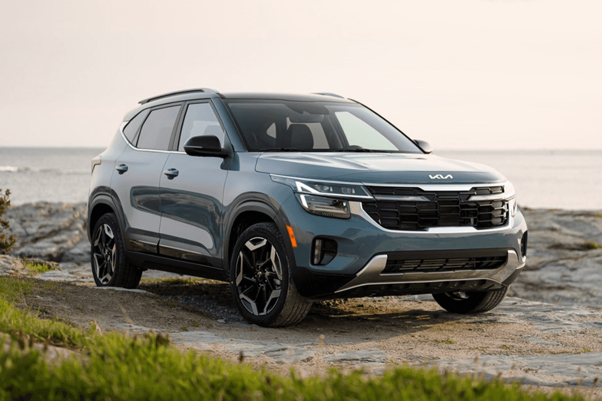 2025 Kia Seltos parked on a rocky cliff