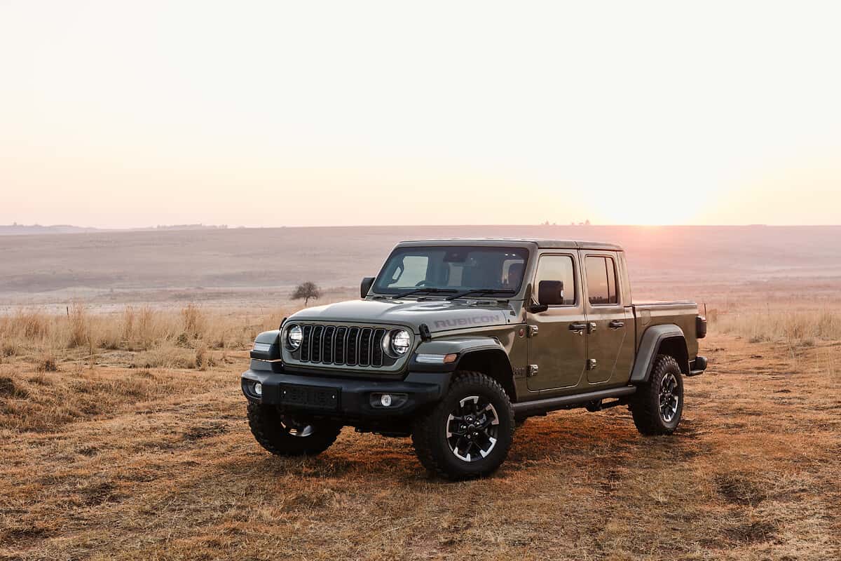 Sideview of Jeep Gladiator parked in dry grassland